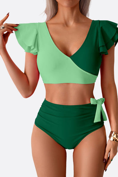 
Détail élégant du maillot de bain deux-pièces cache-cœur vert, mettant en avant sa coupe moderne et raffinée.



