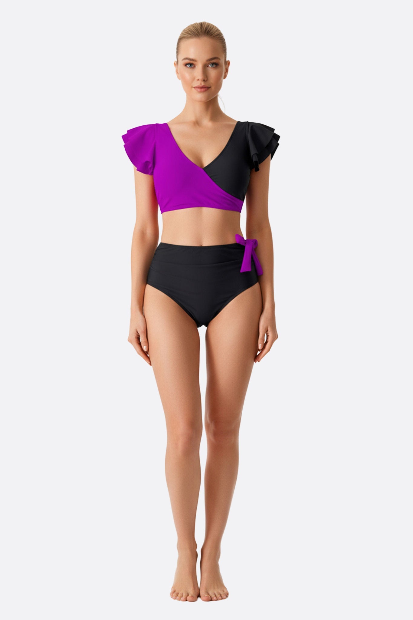 
Maillot de bain deux-pièces bicolore en violet et noir, style cache-cœur, idéal pour une journée en bord de mer.



