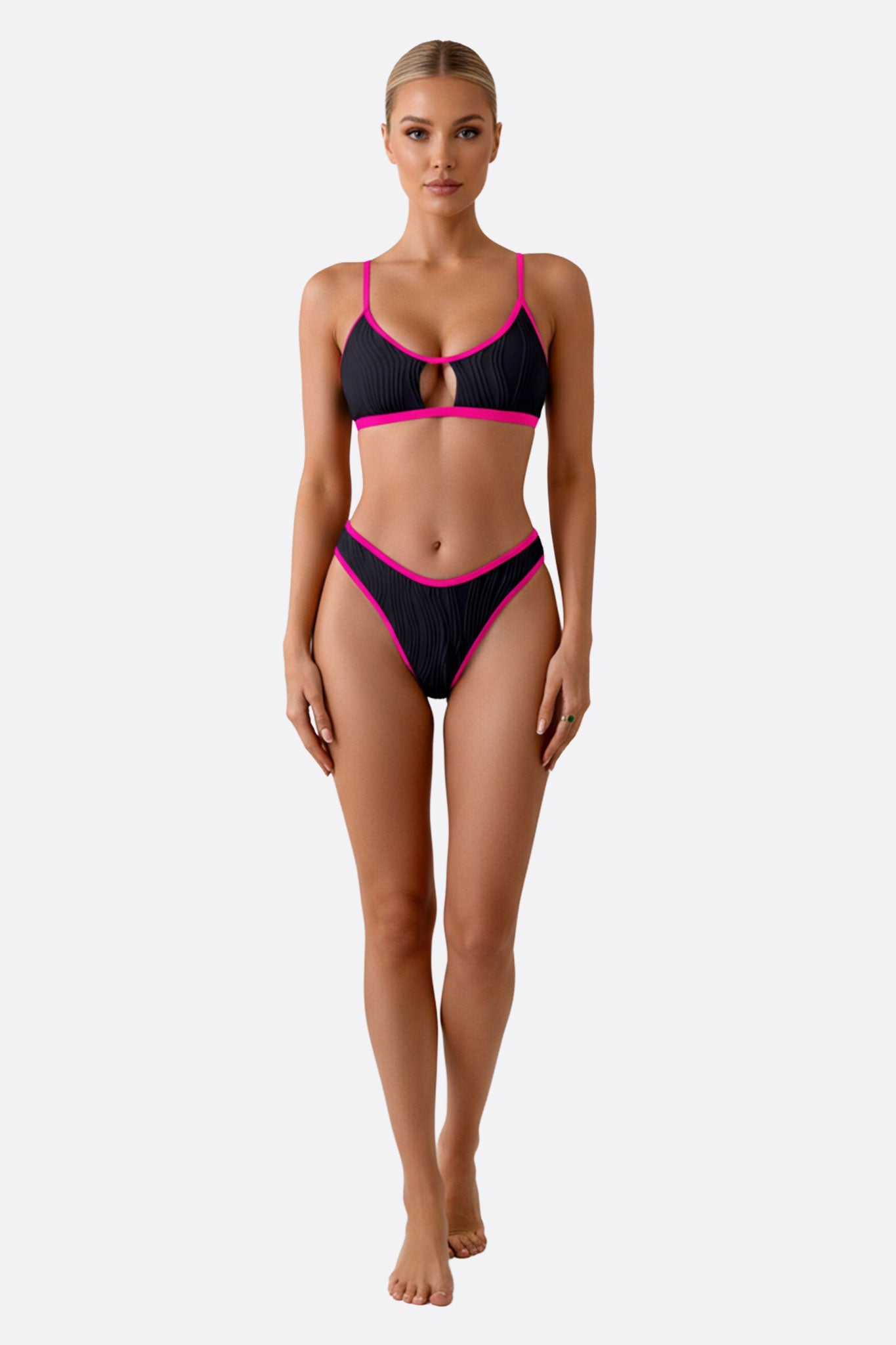 
Bikini noir chic à liseré rose, parfait pour une journée plage élégante, avec un haut à fines bretelles.



