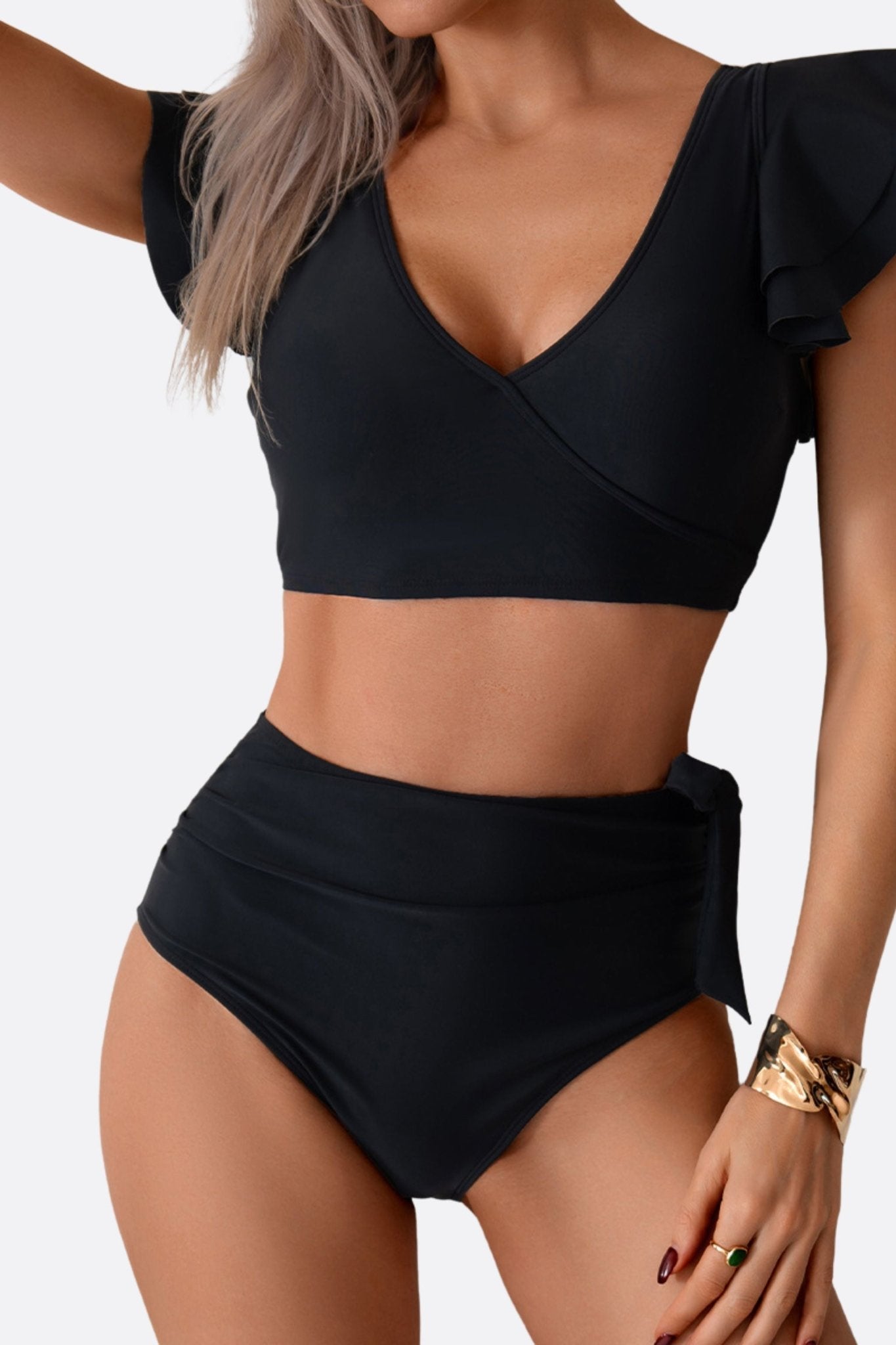 Bañador de dos piezas negro con volantes, ideal para resaltar tu feminidad en días soleados junto al mar.