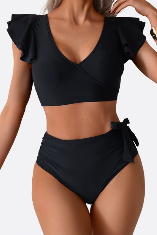 
Détail des volants raffinés sur un maillot de bain noir chic, idéal pour des escapades estivales en bord de mer.



