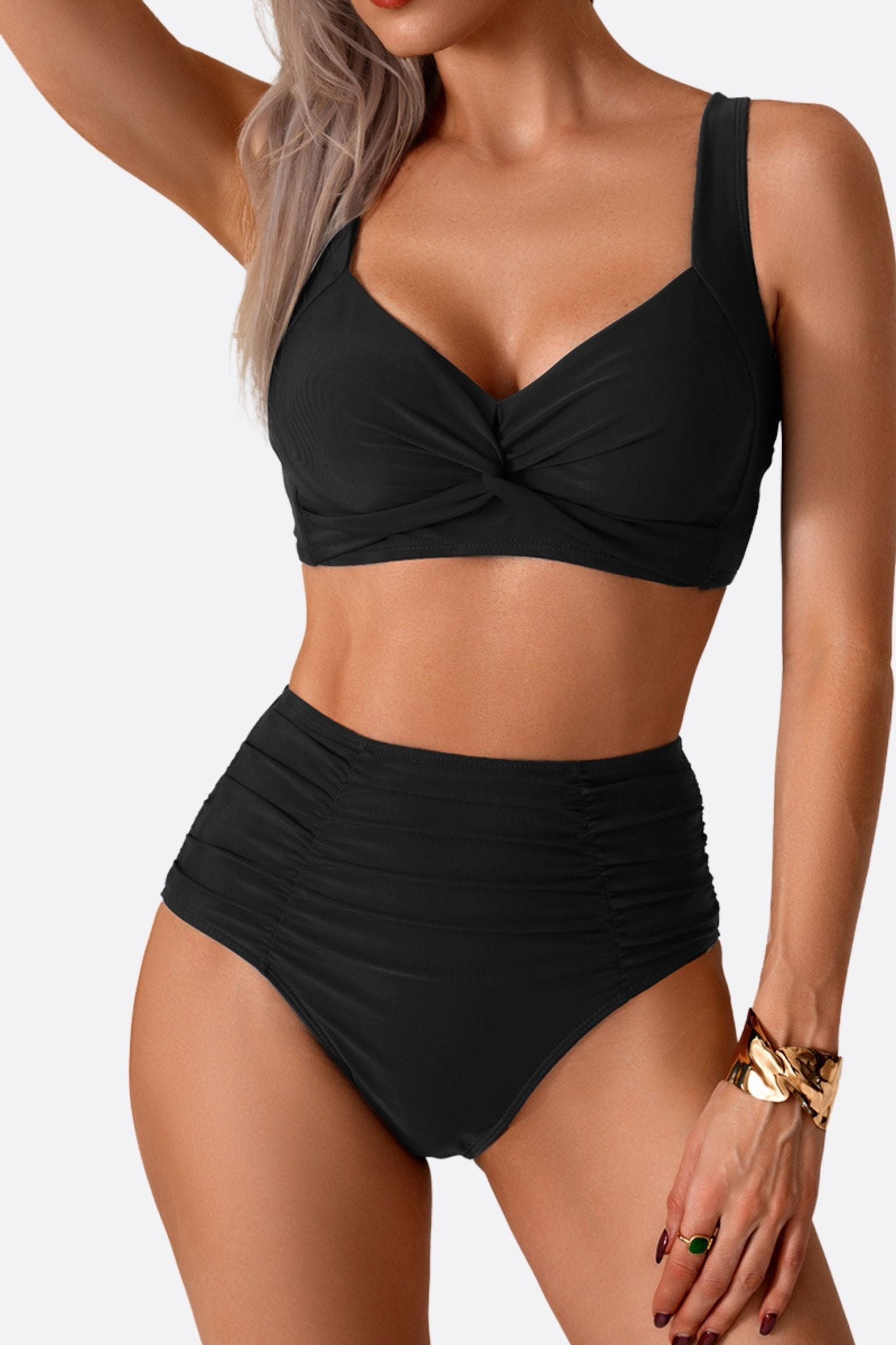 
Détail sophistiqué du maillot de bain noir torsadé en deux pièces, parfait pour un look raffiné à la plage ou à la piscine.



