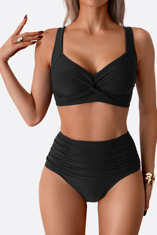 
Zoom sur le maillot de bain noir à la coupe torsadée, parfait pour des escapades estivales raffinées et stylées.



