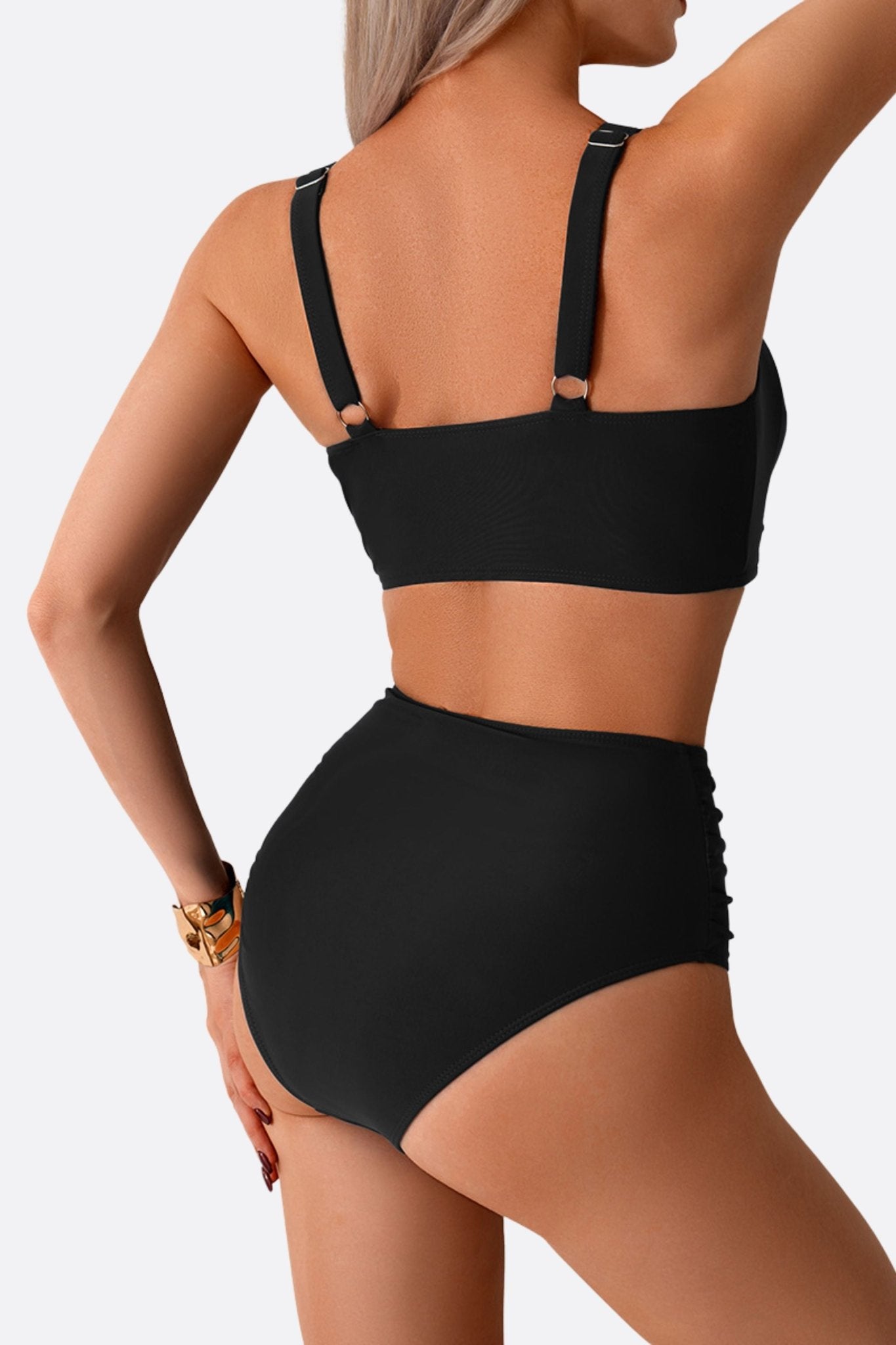 
Détail élégant du maillot de bain noir torsadé en deux pièces, idéal pour des soirées au bord de l'eau.



