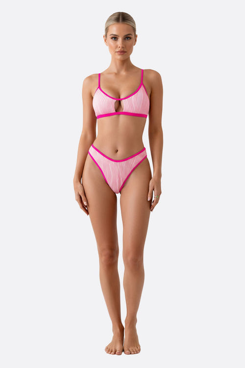 
Maillot de bain deux-pièces rose avec liseré fuchsia, parfait pour se prélasser au bord de la piscine avec style.



