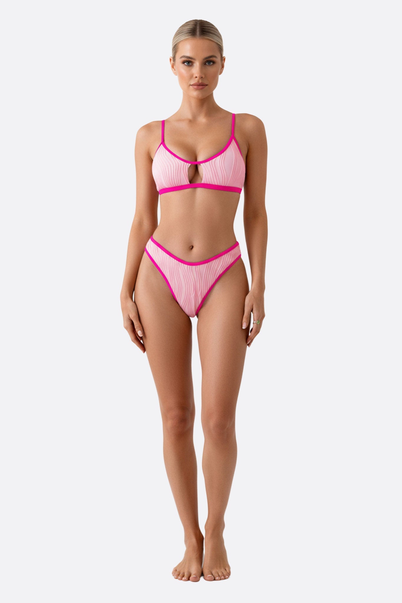 Maillot de bain deux-pièces rose avec liseré fuchsia, parfait pour se prélasser au bord de la piscine avec style.