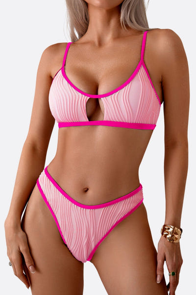 
Zoom sur le maillot de bain deux-pièces rose à liseré fuchsia, une pièce raffinée idéale pour une journée à la plage.



