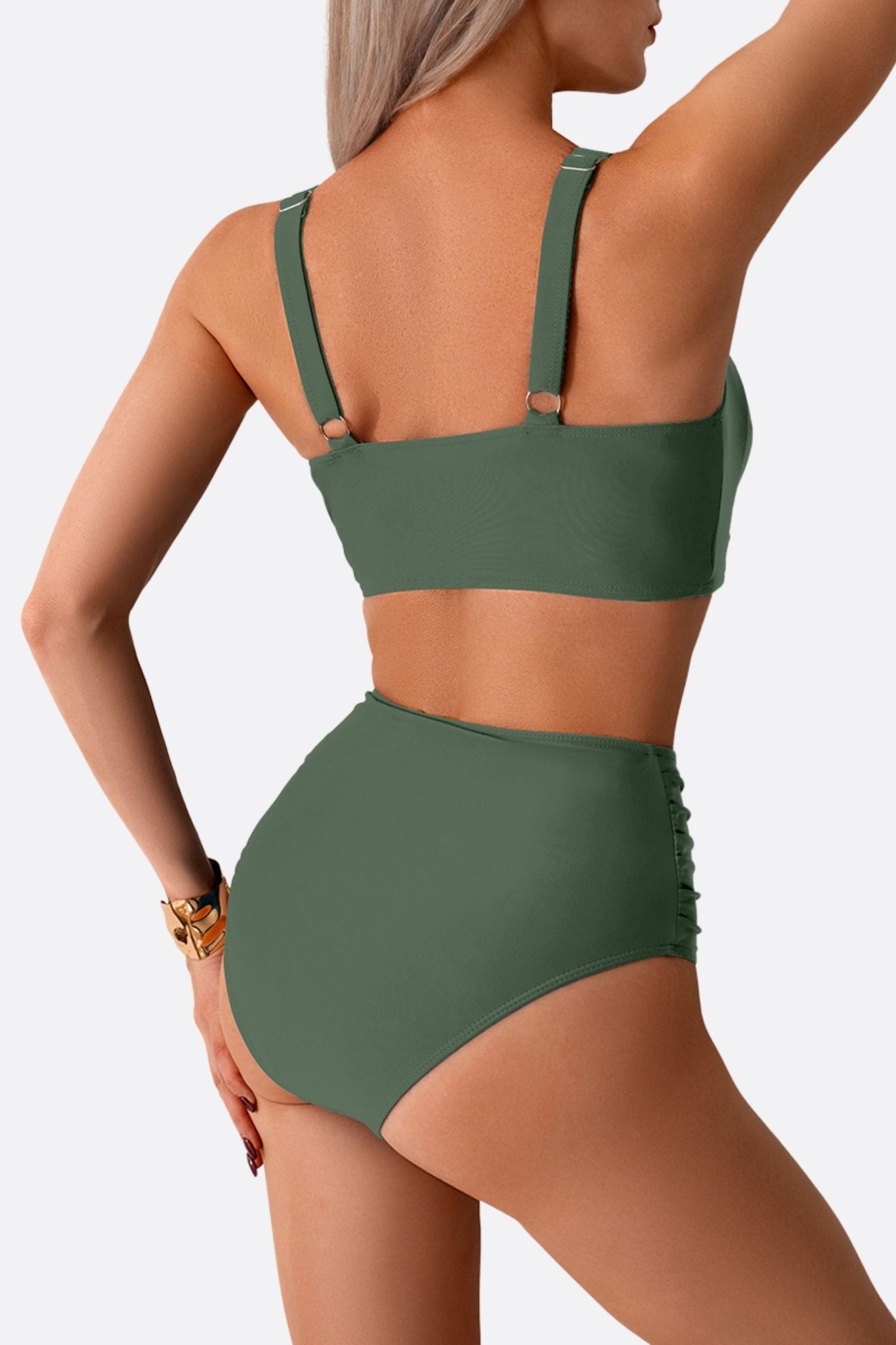 
Détail du maillot de bain deux-pièces vert en tissu torsadé, parfait pour des journées de détente au bord de l'eau.



