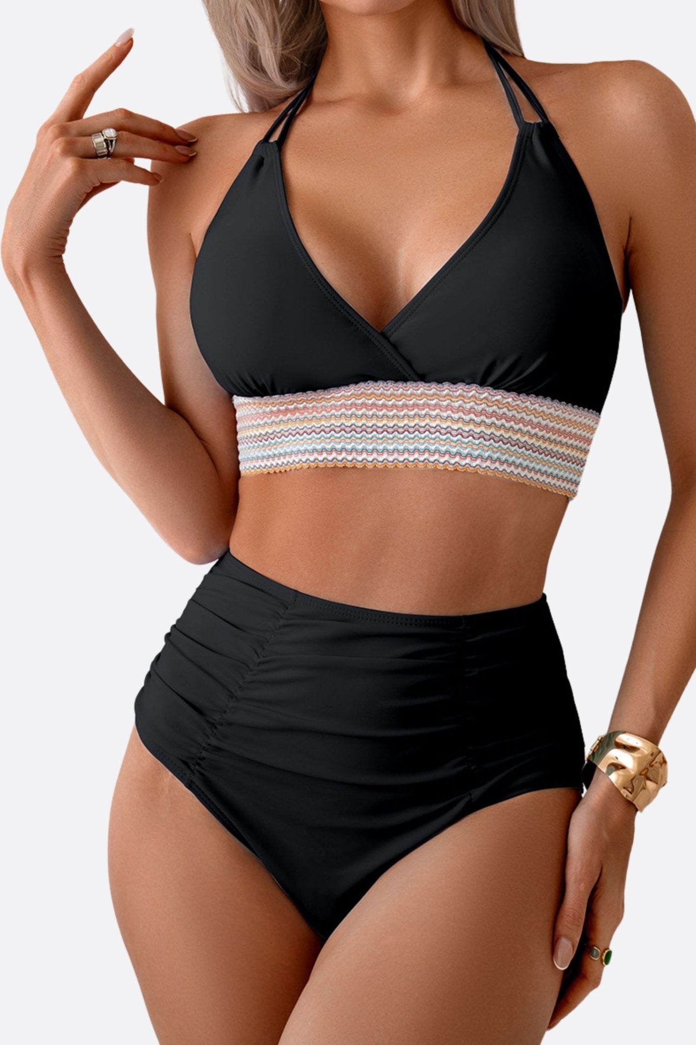 Détail du maillot de bain noir moderne avec bande en crochet multicolore, parfait pour des moments chics au bord de la...