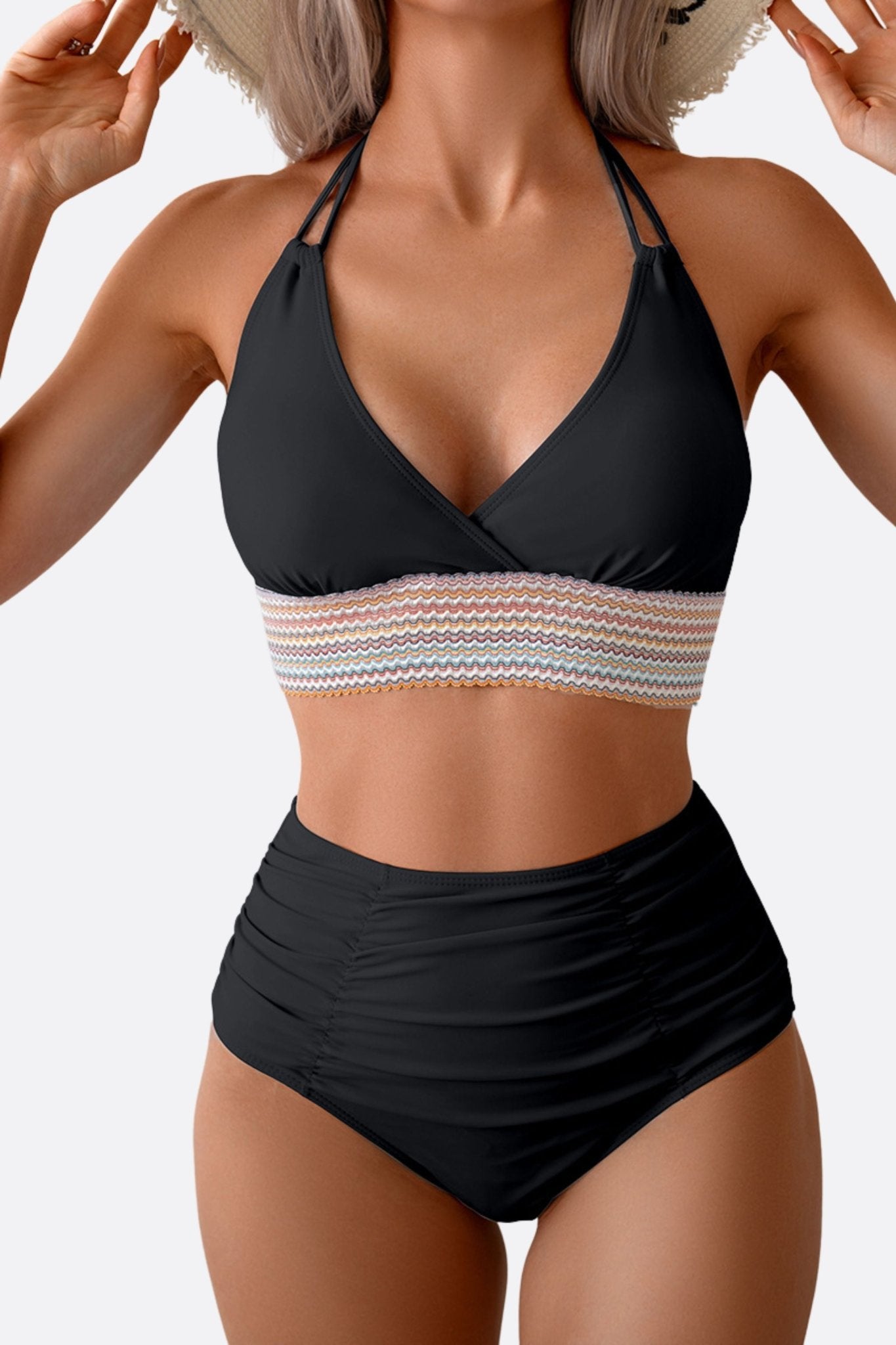 Détail latéral du maillot de bain noir chic, mettant en valeur la bande multicolore en crochet pour un look estival raffiné.