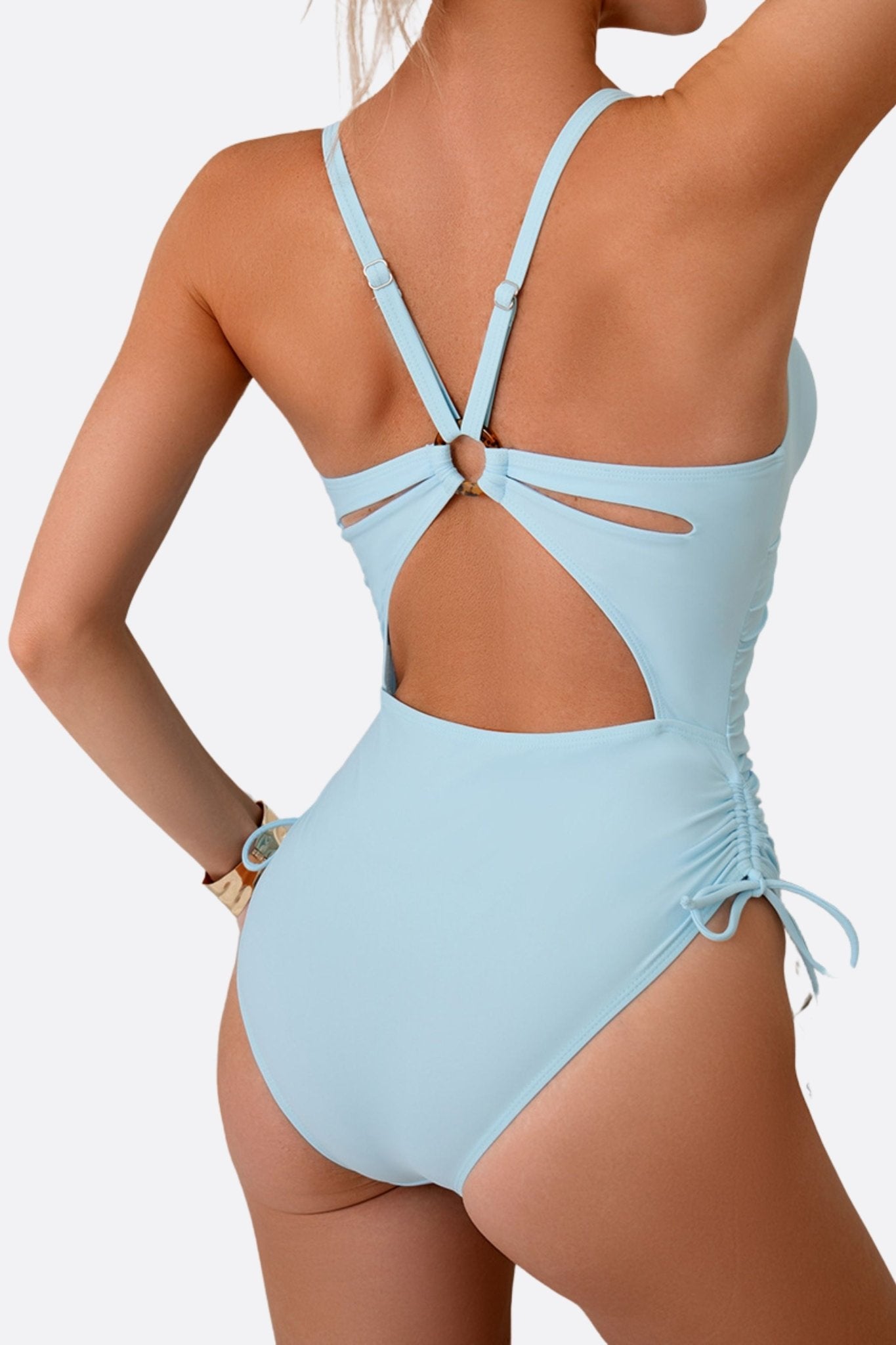 Costume da bagno intero celeste con scollatura a V e laccetti regolabili, perfetto per un look elegante e femminile al mare.