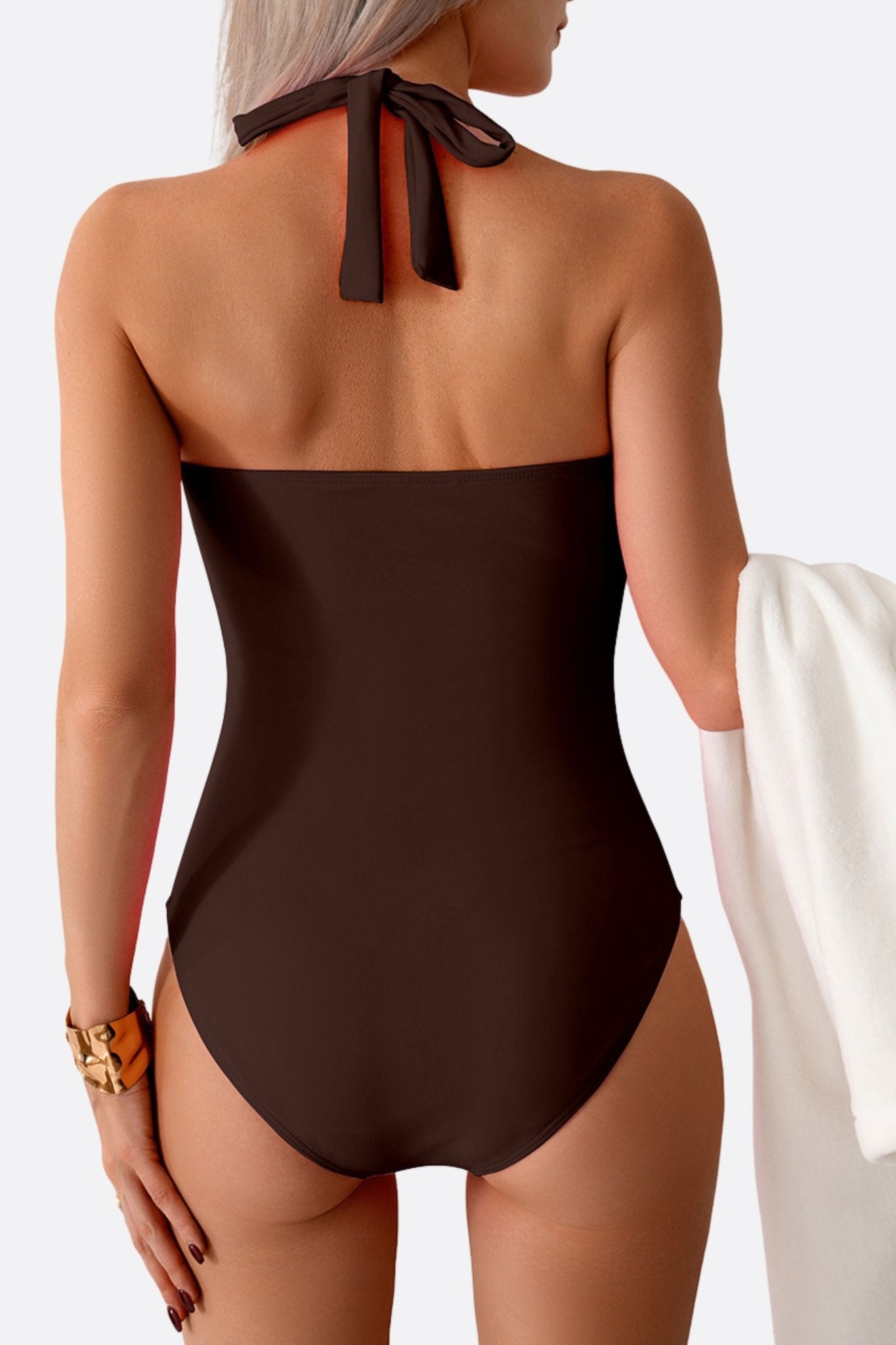
Détail noué du maillot de bain une pièce marron, une pièce élégante pour sublimer vos vacances en bord de mer.



