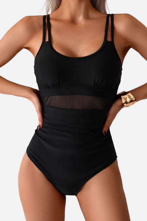 
Zoom sur le maillot de bain noir en résille, un modèle chic et moderne pour des moments de détente au bord de la piscine.



