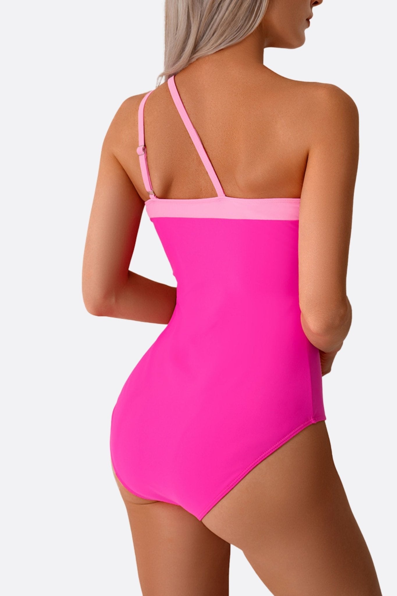 Costume da bagno intero fucsia con dettagli asimmetrici, perfetto per chi cerca uno stile audace e vivace in estate.