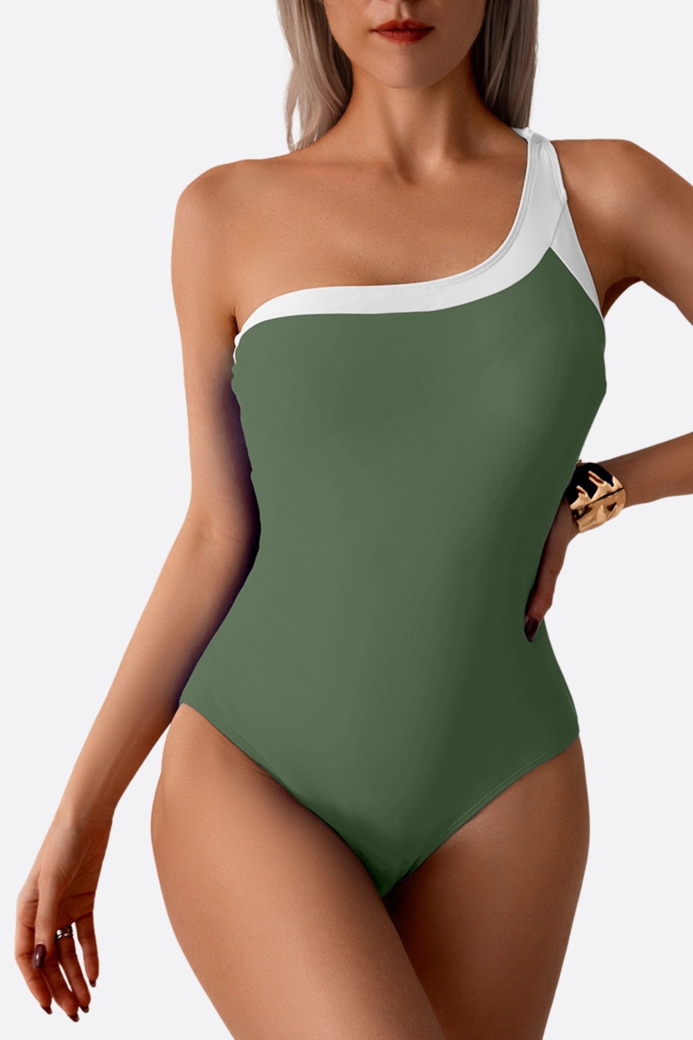 Costume intero verde asimmetrico con un design elegante, perfetto per una giornata di sole o per un evento estivo.