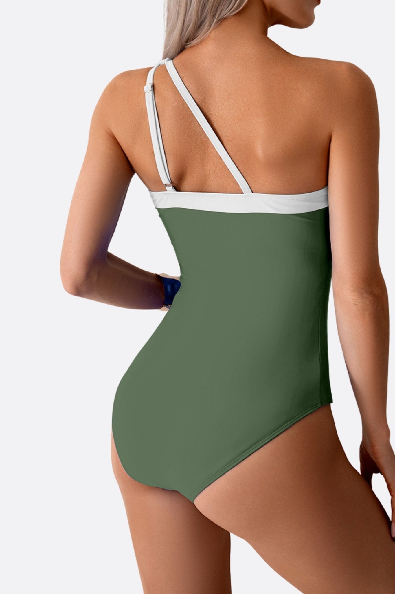 Costume intero asimmetrico verde con taglio chic, ideale per look estivi e vacanze al mare.