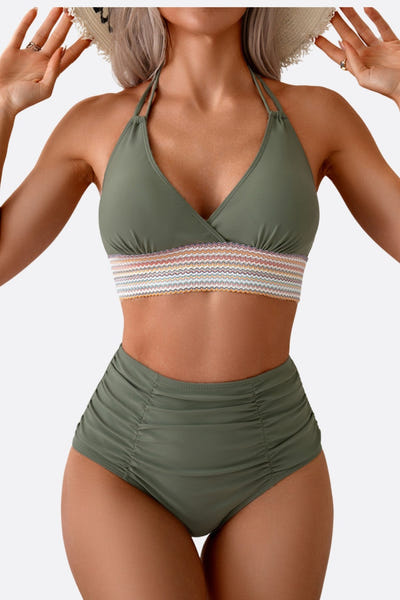 
Détail du maillot de bain vert avec bande multicolore, idéal pour un look élégant à la piscine cet été.



