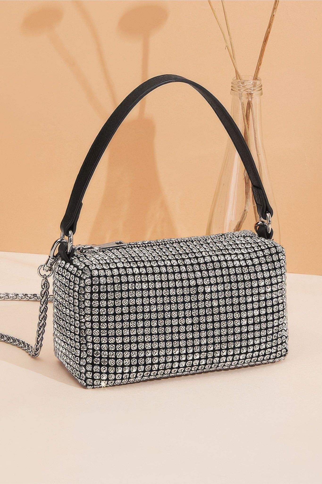 Mini sac rectangulaire scintillant en strass argentés, anse main et bandoulière, parfait pour vos soirées élégantes.