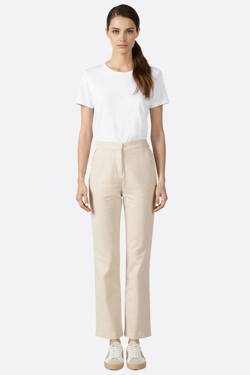 
Zoom sur la taille haute élastique du pantalon beige, illustrant son confort et sa silhouette flatteuse pour un look élégant.



