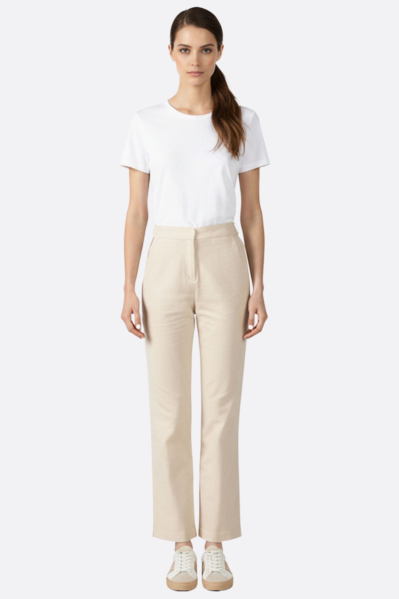 
Zoom sur la taille haute élastique du pantalon beige, illustrant son confort et sa silhouette flatteuse pour un look élégant.



