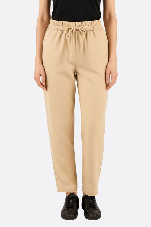 
Pantalon beige chic à taille élastique, idéal pour un look décontracté et élégant au quotidien.



