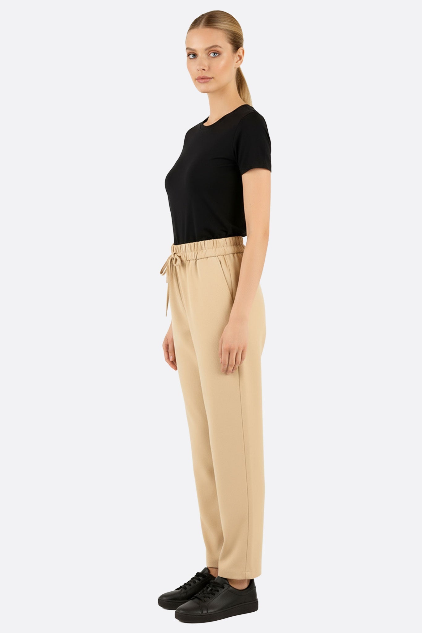 
Pantalon décontracté beige à taille élastique, mettant en valeur une coupe élégante pour un style raffiné au quotidien.




