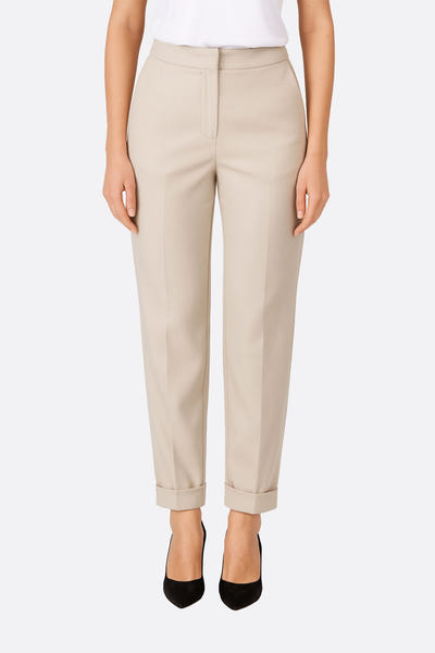 
Pantalon fluide beige chic en mélange de coton et viscose, parfait pour un look élégant au bureau ou en soirée.



