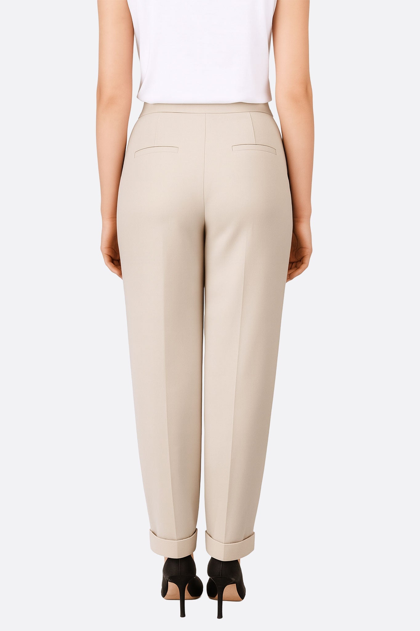 
Détail du pantalon beige à la coupe fluide, soulignant sa texture douce et élégante pour une allure raffinée.




