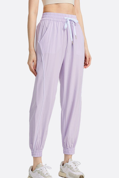 
Pantalon de jogging lilas élégant en tissu doux, parfait pour un look décontracté et moderne au quotidien.



