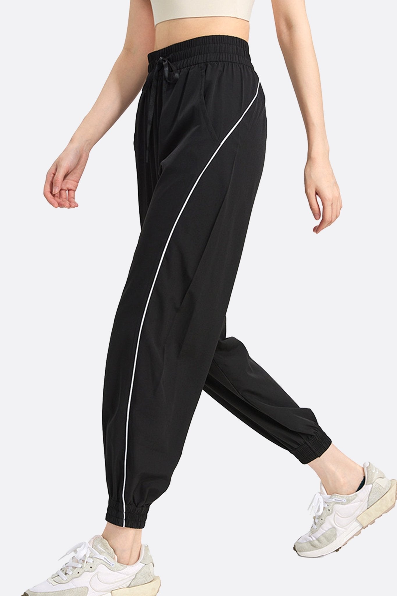 
Zoom sur la texture unique du pantalon de jogging noir moderne, parfait pour des moments décontractés avec style.



