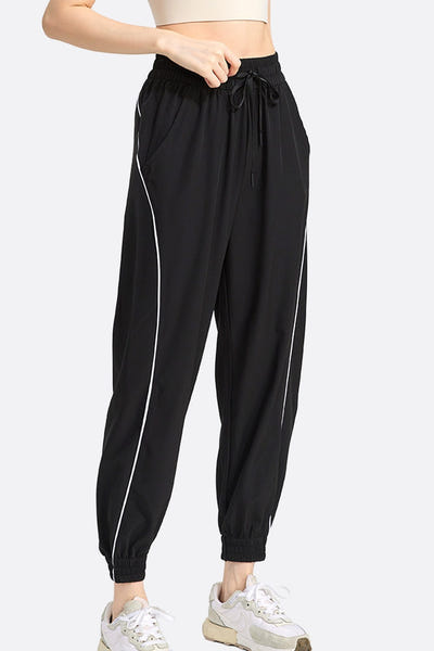 
Pantalon de jogging noir élégant en tissu doux, idéal pour un look décontracté et moderne au quotidien.



