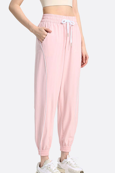 
Pantalon de jogging rose en coton, alliant confort et élégance pour un look décontracté et féminin.



