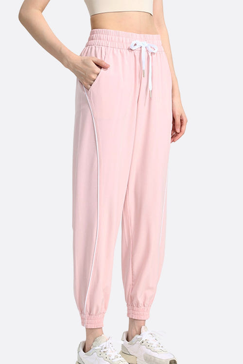 
Pantalon de jogging rose en coton, alliant confort et élégance pour un look décontracté et féminin.



