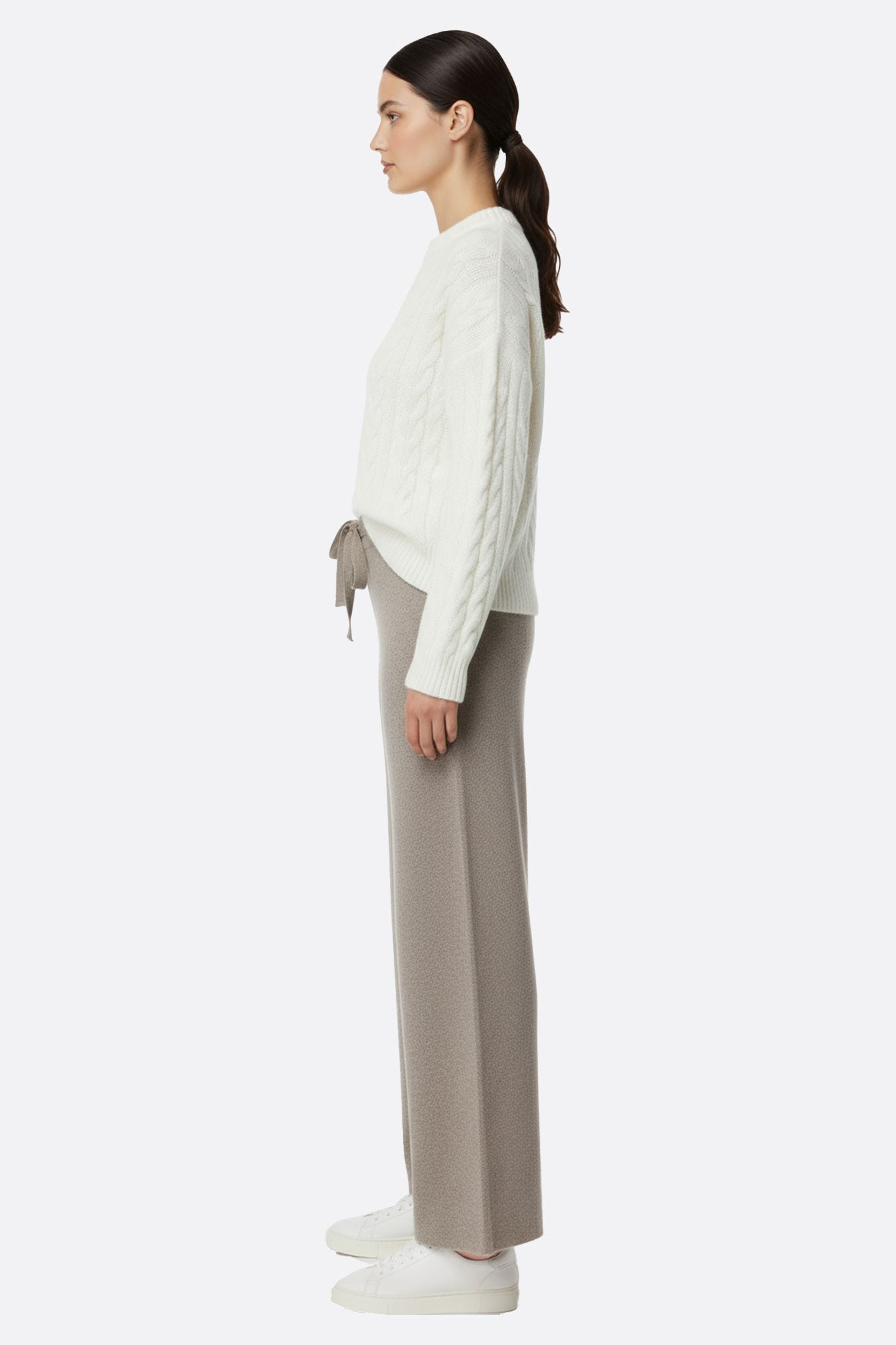 
Angle différent du pantalon beige en laine pour femme, révélant la taille élastique et la fluidité de sa coupe élégante.



