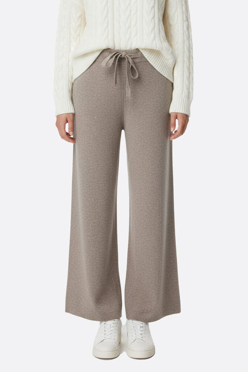 
Pantalon en laine beige pour femme, présentant une coupe fluide et une taille élastique, idéal pour un style décontracté...



