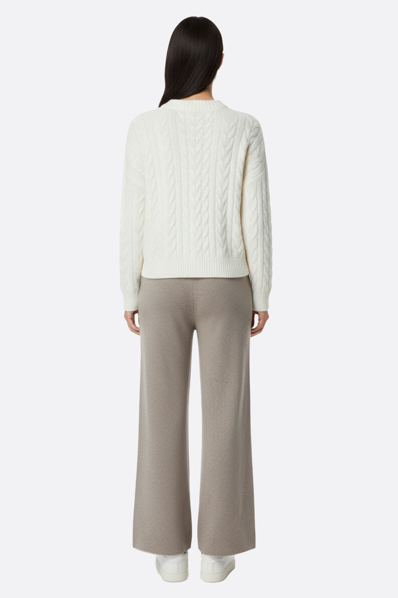 Detailansicht eines fließenden beigen Damen-Pantals aus Wolle mit elastischem Bund, ideal für elegante Büro- und...