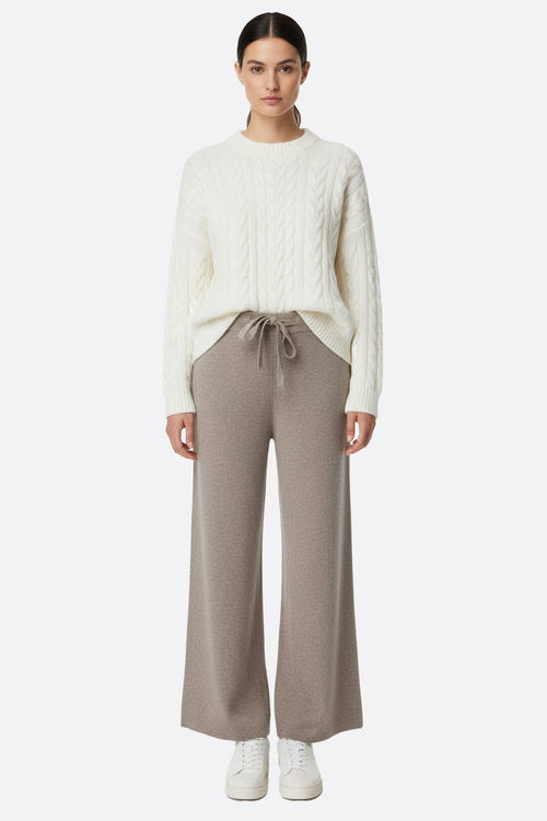 
Zoom sur le pantalon en laine beige pour femme, mettant en avant la taille élastique et sa coupe fluide, idéal pour un...



