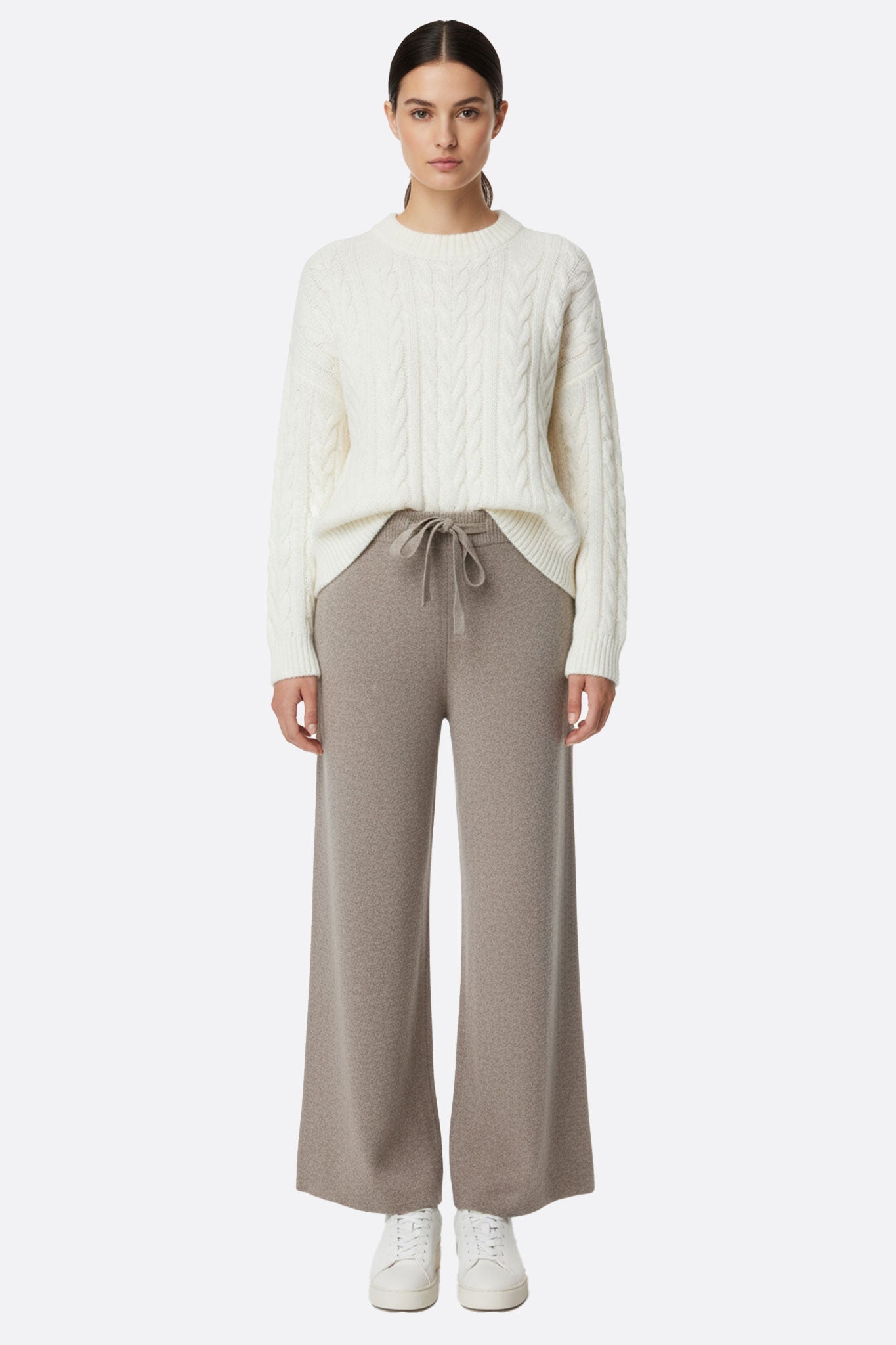 
Zoom sur le pantalon en laine beige pour femme, mettant en avant la taille élastique et sa coupe fluide, idéal pour un...




