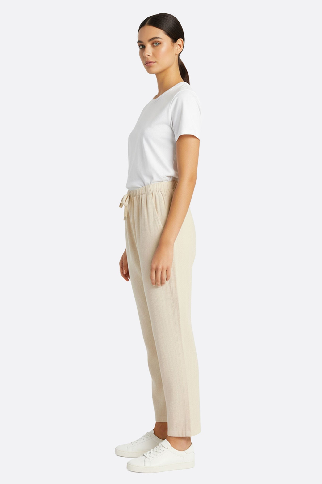 
Vue 3/4 du pantalon en lin beige à taille élastique, alliant confort et élégance pour toutes les occasions.



