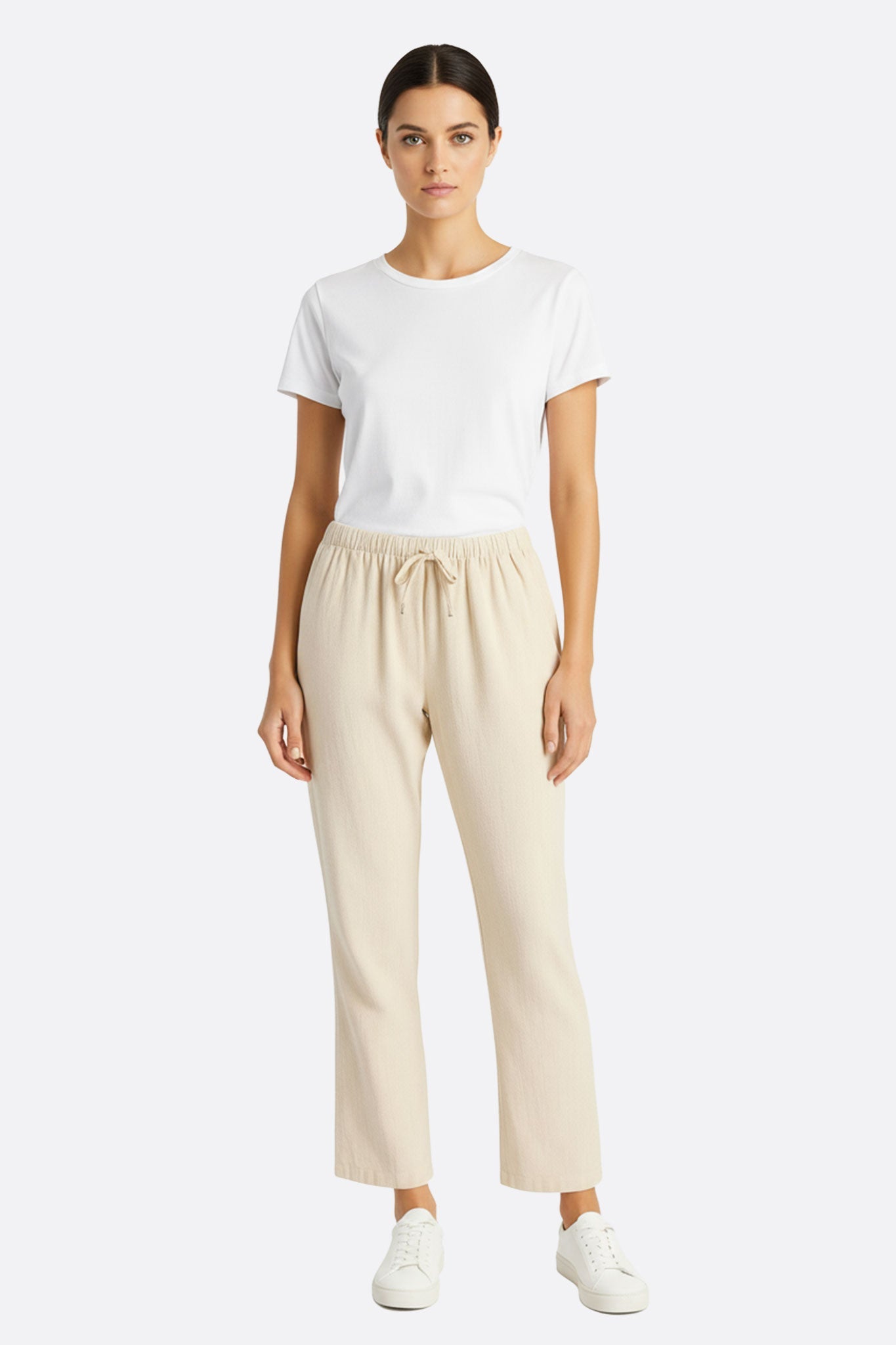 Détail sur le pantalon femme beige en lin naturel, mettant en avant la taille élastique pour un confort quotidien raffiné.