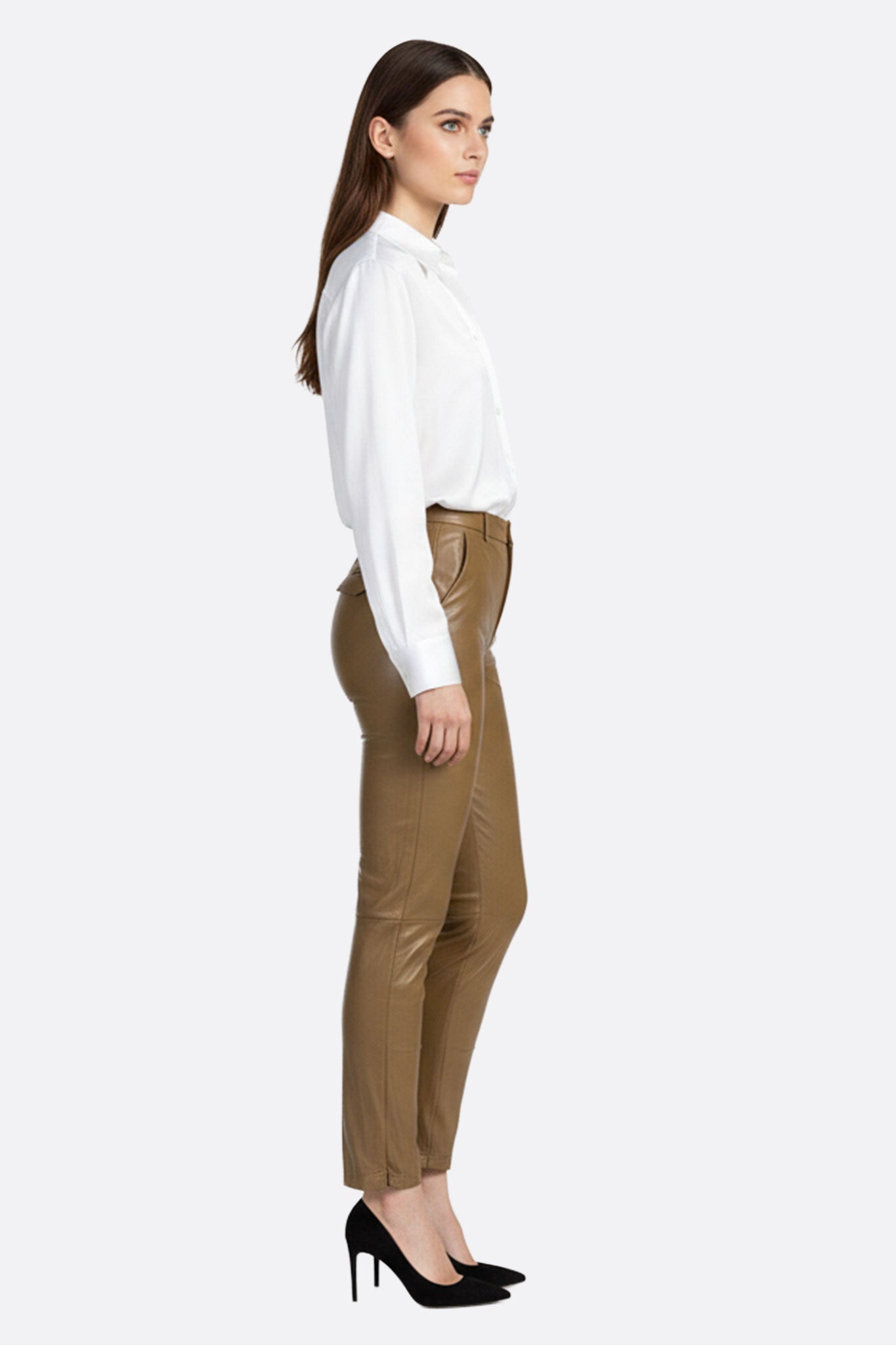 Pantalon ajusté en simili cuir camel, stylé et contemporain, parfaitement adapté pour une soirée élégante ou un rendez-vous.