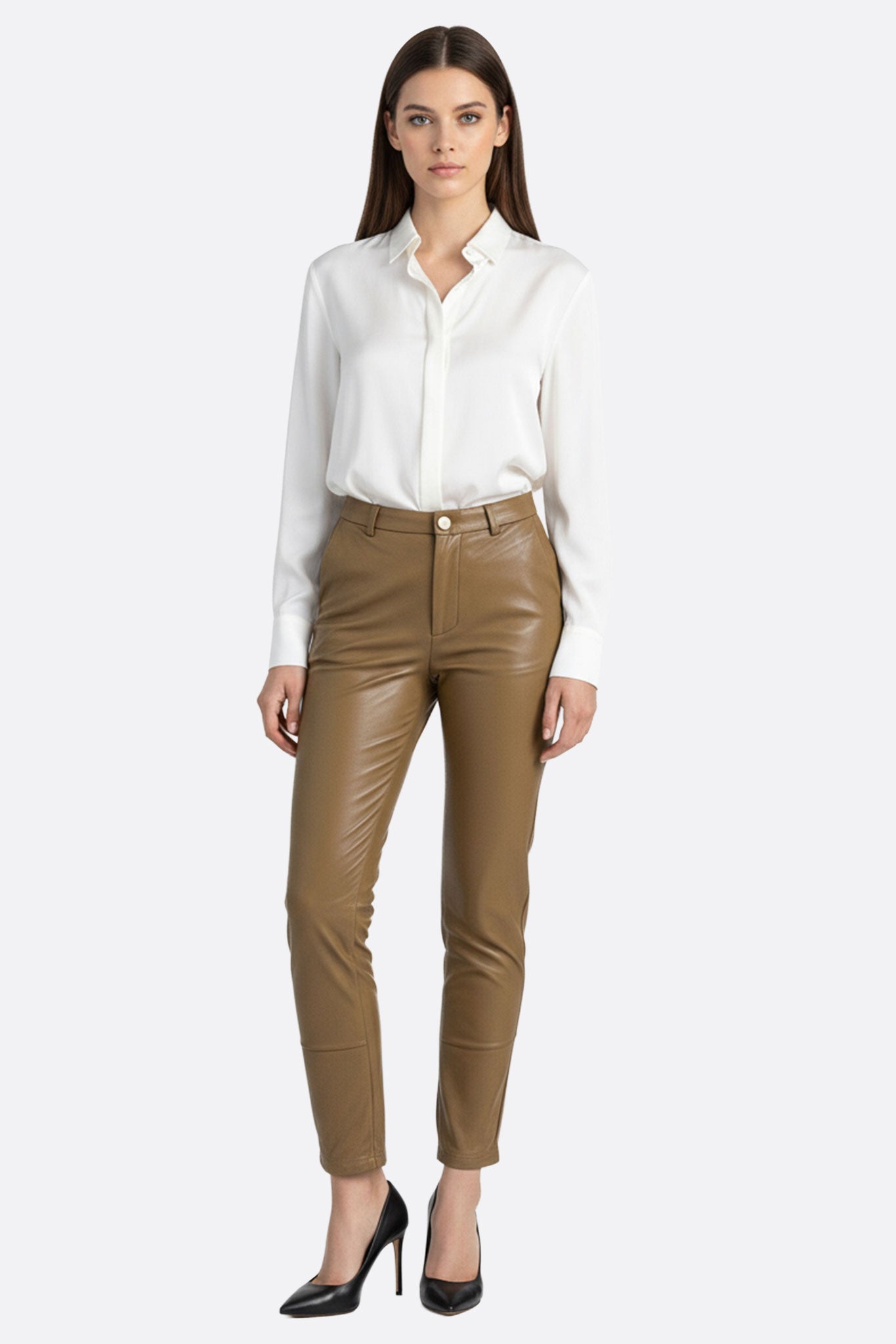 Détail sur le pantalon camel en simili cuir, coupe ajustée, idéal pour un style chic et moderne lors de vos sorties.