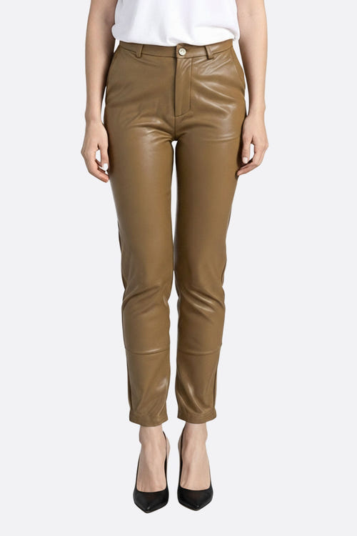 
Pantalon camel en simili cuir, coupe ajustée, parfait pour un look élégant au bureau ou en soirée.



