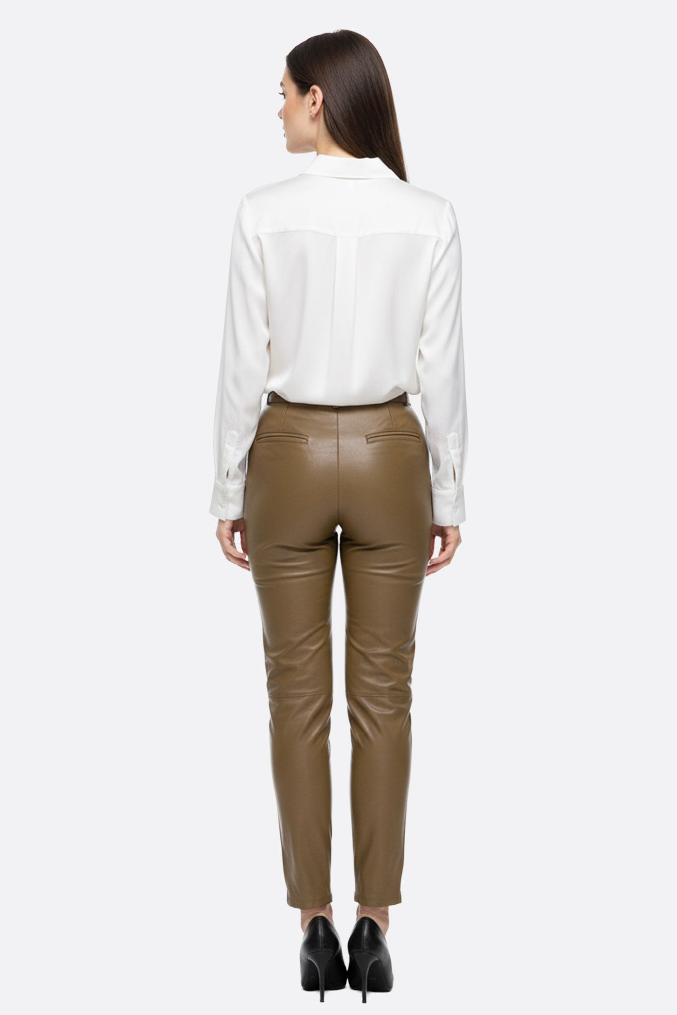 
Zoom sur le simili cuir camel texturé du pantalon ajusté, ajoutant une touche sophistiquée à votre garde-robe.



