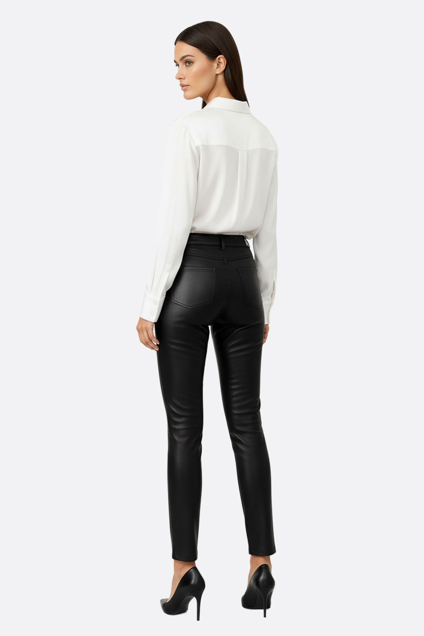 
Texture raffinée du pantalon en simili cuir noir, un incontournable chic pour des occasions élégantes et décontractées.



