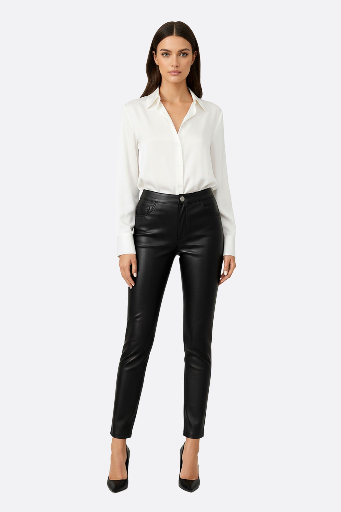 
Détail zoomé sur le pantalon en simili cuir noir, une pièce élégante pour un look sophistiqué au bureau ou en soirée.



