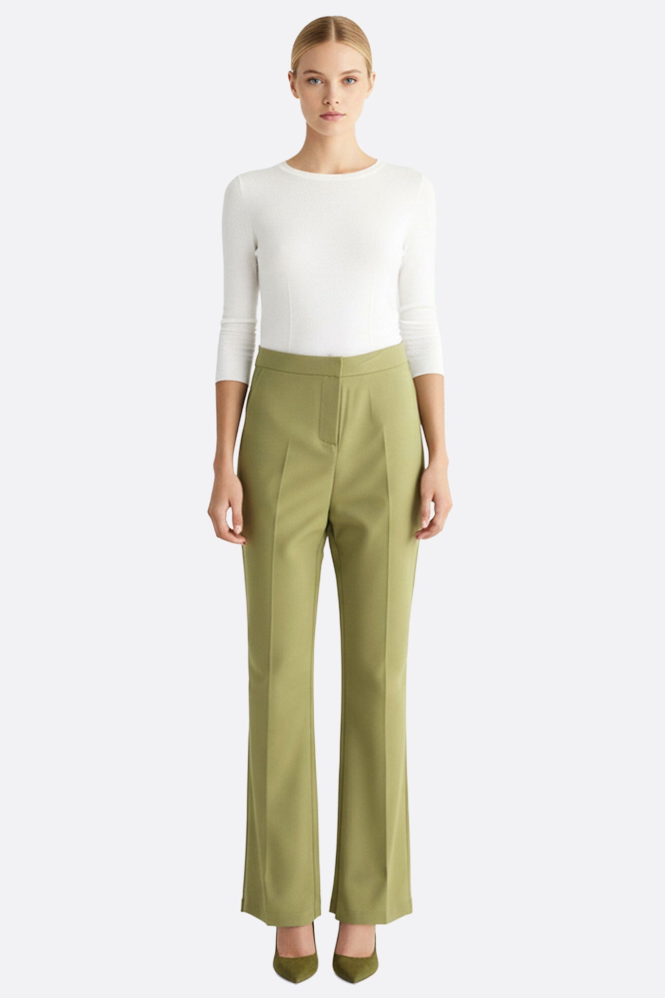 
Détail du pantalon flare kaki clair en tissu stretch, parfait pour une tenue raffinée lors d'une sortie décontractée.



