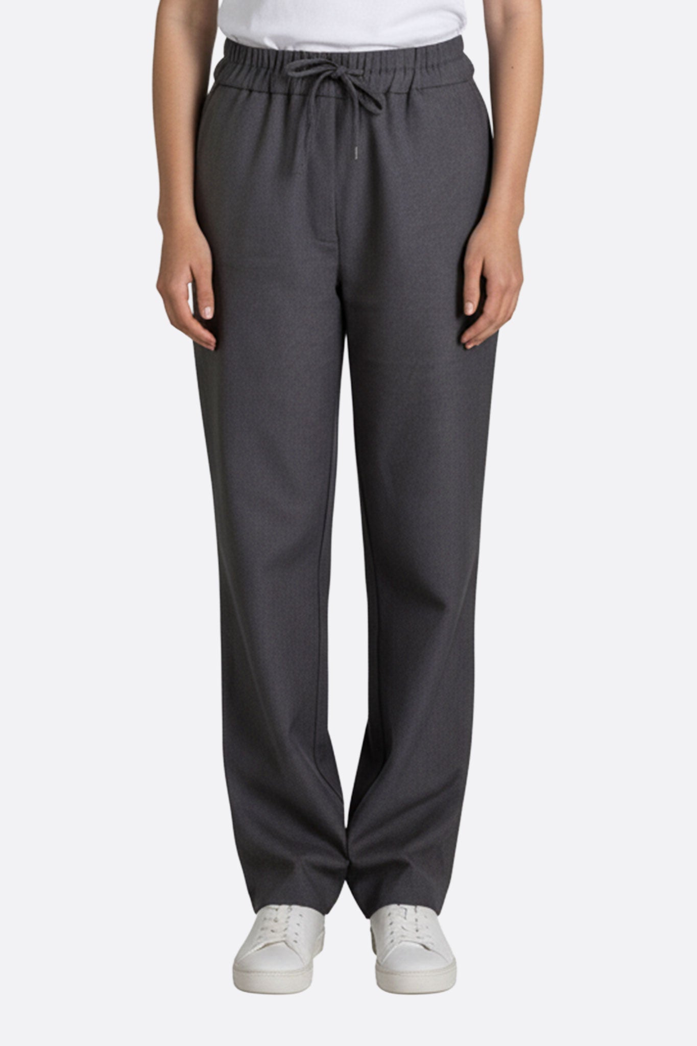 
Pantalon gris élégant à taille élastique, parfait pour un look décontracté chic au quotidien.



