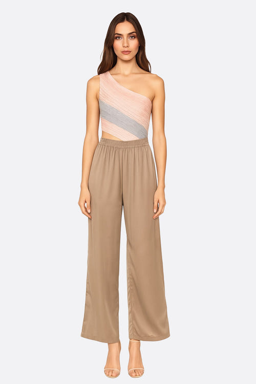 
Détail du pantalon fluide taupe à coupe droite, en tissu satiné léger, idéal pour un style décontracté ou habillé.



