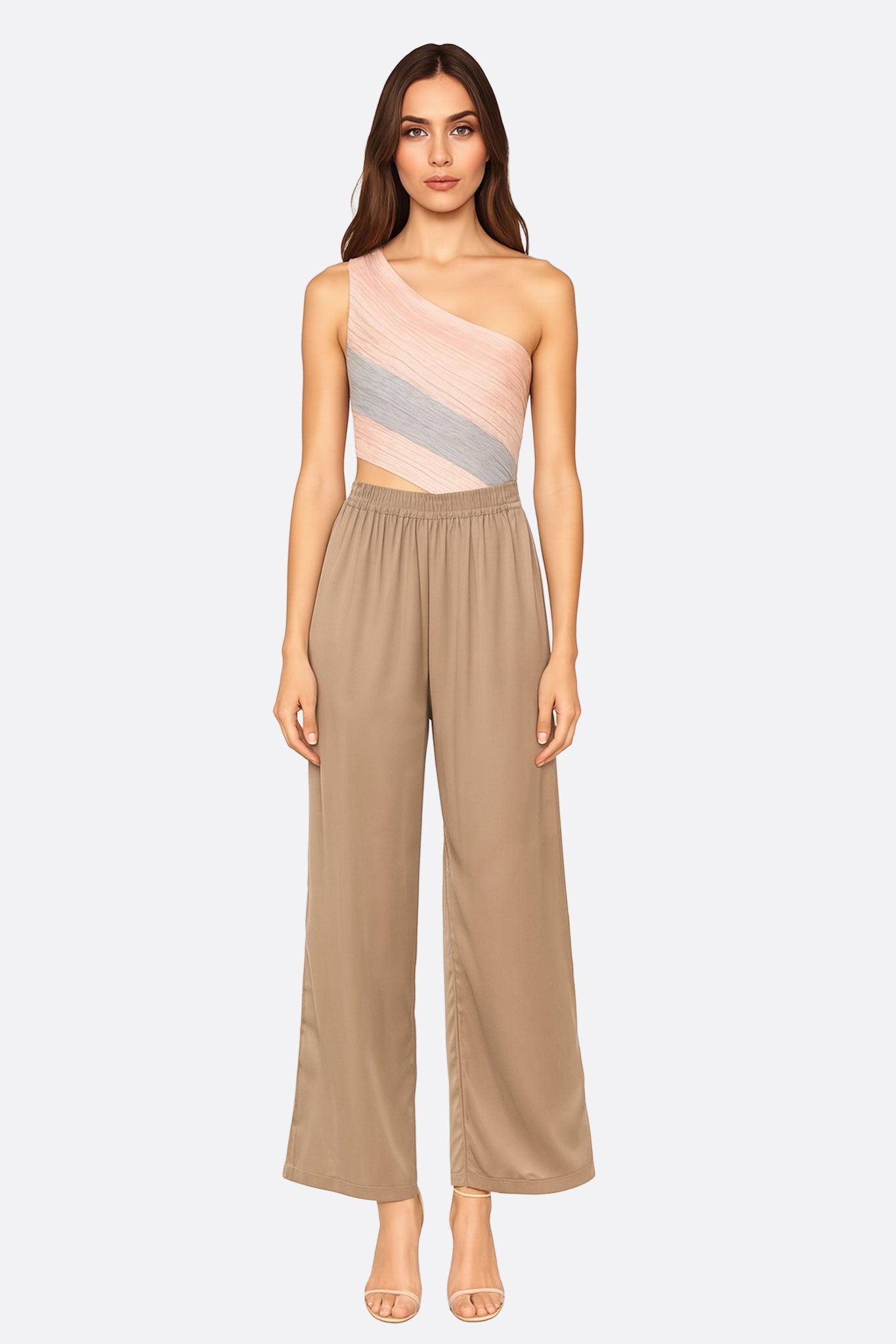 
Détail du pantalon fluide taupe à coupe droite, en tissu satiné léger, idéal pour un style décontracté ou habillé.



